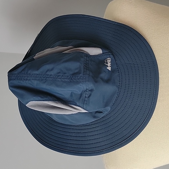 REI NEW Kid's Paddler Thunder Blue SPF 50 Adjustable Strap Hat Size 4-7 Yr - Picture 1 of 9